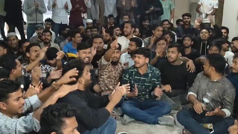 তাঁত বোর্ডের চেয়ারম্যান-এডিসি-ইউএনওসহ ১৫ কর্মকর্তাকে অবরুদ্ধ করে রেখেছে শিক্ষার্থীরা